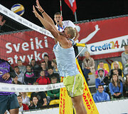 Paplūdimio tinklinis žaidžiamas ir naktį