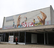 Ernesto Zacharevičiaus pie&scaron;inys ant kino teatro &bdquo;Lietuva&ldquo; sienos suniokotas