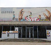 Ernesto Zacharevičiaus pie&scaron;inys ant kino teatro &bdquo;Lietuva&ldquo; sienos suniokotas