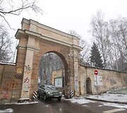 Vartai vir&scaron; Sapiegos gatvės atrodo nesaugiai
