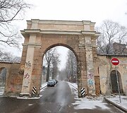Vartai vir&scaron; Sapiegos gatvės atrodo nesaugiai