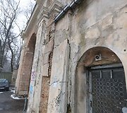 Vartai vir&scaron; Sapiegos gatvės atrodo nesaugiai