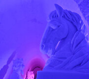 Miestelyje Lainio įsikūrusiame &bdquo;Snow Village&ldquo; galima rasti spalvingą ledo vie&scaron;butį su nuomojamais kambariais, baru, restoranu ir koplytėle. 