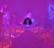 Miestelyje Lainio įsikūrusiame &bdquo;Snow Village&ldquo; galima rasti spalvingą ledo vie&scaron;butį su nuomojamais kambariais, baru, restoranu ir koplytėle. 