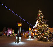 Rovaniemi esančiame kalėdiniame miestelyje, per kurį eina poliarinio rato riba, galima pajusti žiemos &scaron;venčių nuotaiką ir nusifotografuoti su Kalėdų seneliu.