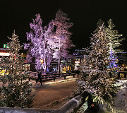Rovaniemi esančiame kalėdiniame miestelyje, per kurį eina poliarinio rato riba, galima pajusti žiemos &scaron;venčių nuotaiką ir nusifotografuoti su Kalėdų seneliu.