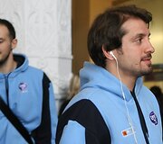 Pirmieji Vilniaus &bdquo;Lietuvos ryto&ldquo; klubo varžovai 2009-2010 metų Eurolygos B grupės varžybose &ndash; Stambulo &bdquo;Efes Pilsen&ldquo; krep&scaron;ininkai &ndash; trečiadienį skrydžiu per Vieną (Austrija) nusileido Vilniaus oro uoste.