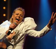 Atlikėja Mia pristatė antrąjį savo albumą  "Stiklo namai"