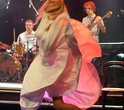 Atlikėja Mia pristatė antrąjį savo albumą  "Stiklo namai"