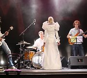 Atlikėja Mia pristatė antrąjį savo albumą  "Stiklo namai"