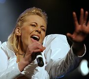 Atlikėja Mia pristatė antrąjį savo albumą  "Stiklo namai"