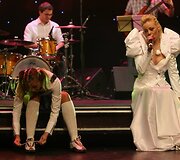 Atlikėja Mia pristatė antrąjį savo albumą  "Stiklo namai"