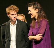 Pilna Nacionalinio operos ir baleto teatro salė ketvirtadienio vakarą stebėjo neįprastą reginį &ndash; muzikos ir kino sintezę &bdquo;Žanos d&lsquo;Ark aistra&ldquo;. Taip buvo atidarytas &scaron;ių metų Europos &scaron;alių kino forumas ,,Scanorama&rdquo;.