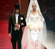 Naujoji Juozo Statkevičiaus kolekcija stebino įspūdingomis vestuvinėmis, eleganti&scaron;komis suknelėmis bei margaspalviais kostiumais. Modelių &scaron;ou palydėjo įspūdinga muzika ir svečių aplodismentai.
