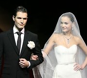Naujoji Juozo Statkevičiaus kolekcija stebino įspūdingomis vestuvinėmis, eleganti&scaron;komis suknelėmis bei margaspalviais kostiumais. Modelių &scaron;ou palydėjo įspūdinga muzika ir svečių aplodismentai.