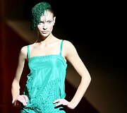 Naujoji Juozo Statkevičiaus kolekcija stebino įspūdingomis vestuvinėmis, eleganti&scaron;komis suknelėmis bei margaspalviais kostiumais. Modelių &scaron;ou palydėjo įspūdinga muzika ir svečių aplodismentai.