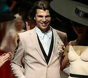 Naujoji Juozo Statkevičiaus kolekcija stebino įspūdingomis vestuvinėmis, eleganti&scaron;komis suknelėmis bei margaspalviais kostiumais. Modelių &scaron;ou palydėjo įspūdinga muzika ir svečių aplodismentai.