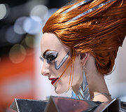 Automobilių ekpozicijos neatskiriamos nuo gražuolių merginų