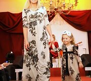 &bdquo;Tiulio fėjų&ldquo; &scaron;eimininkė, dizainerė Viktorija Jakučinskaitė pasikvietusi būrį garsių mamų ir dukrų pristatė savo naująją kolekciją