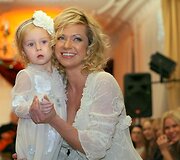 &bdquo;Tiulio fėjų&ldquo; &scaron;eimininkė, dizainerė Viktorija Jakučinskaitė pasikvietusi būrį garsių mamų ir dukrų pristatė savo naująją kolekciją