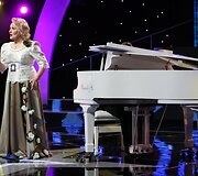 Scenoje dainavę, &scaron;okę ir kitus triukus demostravę talentai stengėsi kuo geriau pasirodyti ir patekti į finalą.