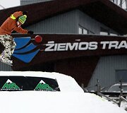 &Scaron;e&scaron;tadienį Liepkalnio žiemos trasoje, Vilniuje, susirinko snieglenčių sporto mylėtojai.2006 metais snieglenčių diena buvo pradėta &scaron;vęsti tarptautiniu mastu, 2008-aisiais, sulaukusi didelio pasisekimo, &scaron;i &scaron;ventė paplito ne tik Europoje, bet taip pat įžengė į Kanadą, JAV, Rusiją, kitas Pasaulio &scaron;alis