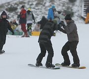 &Scaron;e&scaron;tadienį Liepkalnio žiemos trasoje, Vilniuje, susirinko snieglenčių sporto mylėtojai.2006 metais snieglenčių diena buvo pradėta &scaron;vęsti tarptautiniu mastu, 2008-aisiais, sulaukusi didelio pasisekimo, &scaron;i &scaron;ventė paplito ne tik Europoje, bet taip pat įžengė į Kanadą, JAV, Rusiją, kitas Pasaulio &scaron;alis