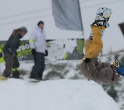 &Scaron;e&scaron;tadienį Liepkalnio žiemos trasoje, Vilniuje, susirinko snieglenčių sporto mylėtojai.2006 metais snieglenčių diena buvo pradėta &scaron;vęsti tarptautiniu mastu, 2008-aisiais, sulaukusi didelio pasisekimo, &scaron;i &scaron;ventė paplito ne tik Europoje, bet taip pat įžengė į Kanadą, JAV, Rusiją, kitas Pasaulio &scaron;alis
