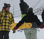 &Scaron;e&scaron;tadienį Liepkalnio žiemos trasoje, Vilniuje, susirinko snieglenčių sporto mylėtojai.2006 metais snieglenčių diena buvo pradėta &scaron;vęsti tarptautiniu mastu, 2008-aisiais, sulaukusi didelio pasisekimo, &scaron;i &scaron;ventė paplito ne tik Europoje, bet taip pat įžengė į Kanadą, JAV, Rusiją, kitas Pasaulio &scaron;alis