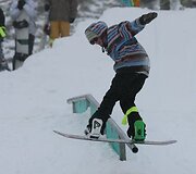 &Scaron;e&scaron;tadienį Liepkalnio žiemos trasoje, Vilniuje, susirinko snieglenčių sporto mylėtojai.2006 metais snieglenčių diena buvo pradėta &scaron;vęsti tarptautiniu mastu, 2008-aisiais, sulaukusi didelio pasisekimo, &scaron;i &scaron;ventė paplito ne tik Europoje, bet taip pat įžengė į Kanadą, JAV, Rusiją, kitas Pasaulio &scaron;alis