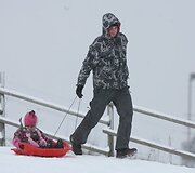 &Scaron;e&scaron;tadienį Liepkalnio žiemos trasoje, Vilniuje, susirinko snieglenčių sporto mylėtojai.2006 metais snieglenčių diena buvo pradėta &scaron;vęsti tarptautiniu mastu, 2008-aisiais, sulaukusi didelio pasisekimo, &scaron;i &scaron;ventė paplito ne tik Europoje, bet taip pat įžengė į Kanadą, JAV, Rusiją, kitas Pasaulio &scaron;alis