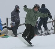 &Scaron;e&scaron;tadienį Liepkalnio žiemos trasoje, Vilniuje, susirinko snieglenčių sporto mylėtojai.2006 metais snieglenčių diena buvo pradėta &scaron;vęsti tarptautiniu mastu, 2008-aisiais, sulaukusi didelio pasisekimo, &scaron;i &scaron;ventė paplito ne tik Europoje, bet taip pat įžengė į Kanadą, JAV, Rusiją, kitas Pasaulio &scaron;alis