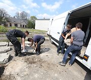 Vilniaus lenkų skautai ardo tvorą i&scaron; antkapių