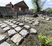 Vilniaus lenkų skautai ardo tvorą i&scaron; antkapių