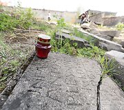 Vilniaus lenkų skautai ardo tvorą i&scaron; antkapių