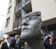 Vilniuje atidengtas paminklas Johnui Lennonui