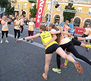 Naktinis &bdquo;Nike&ldquo; moterų bėgimas
