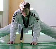 Taekwondo kovotojas Vitoldas Dzikevičius treniruotėje