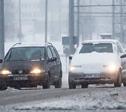 Sniegas Vilniaus vairuotojus privertė važinėti atsargiau