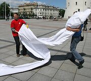 Kraujo donorai i&scaron;skleidė rekordinio dydžio plakatą