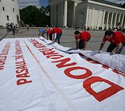 Kraujo donorai i&scaron;skleidė rekordinio dydžio plakatą