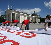 Kraujo donorai i&scaron;skleidė rekordinio dydžio plakatą