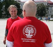 Kraujo donorai i&scaron;skleidė rekordinio dydžio plakatą