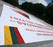 Kraujo donorai i&scaron;skleidė rekordinio dydžio plakatą