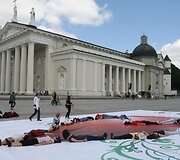 Kraujo donorai i&scaron;skleidė rekordinio dydžio plakatą