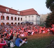 Vilniečiai stebi futbolo čempionato finalą