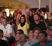 Vilniečiai stebi futbolo čempionato finalą