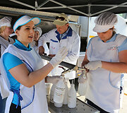 Nemokamo pieno dalijimo akcija prie Žemės ūkio ministerijos Vilniuje