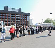 Nemokamo pieno dalijimo akcija prie Žemės ūkio ministerijos Vilniuje