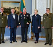 Prezidentė įteikė valstybinį apdovanojimą JAV sausumos pajėgų Europoje vadui generolui leitenantui Frederickui Benjaminui Hodgesui